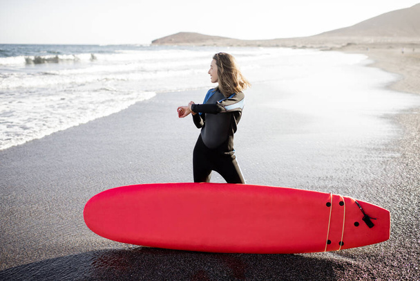 Junger Surfer mit Surfbrett am Strand - Foto, Bild