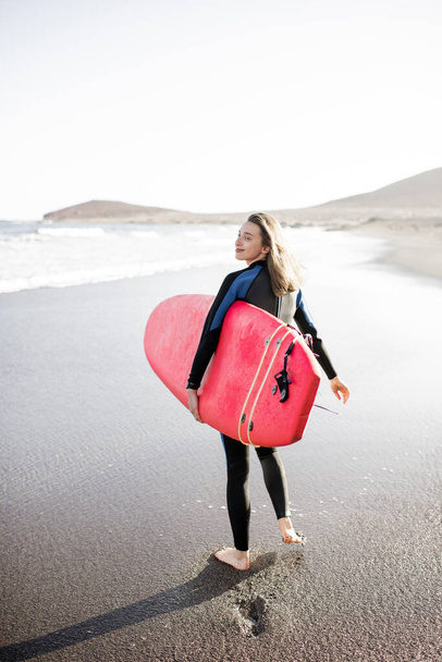 Young surfer with surfboard on the beach - Foto, Bild