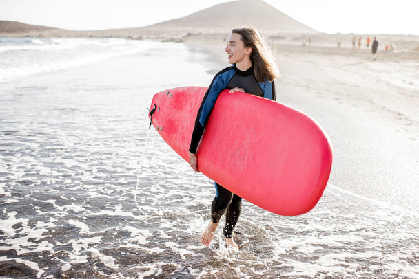 Joven surfista con tabla de surf en la playa
 - Foto, Imagen