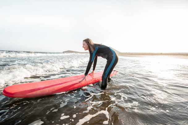 Frau surft im Meer - Foto, Bild