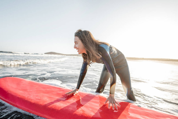 woman surfing στη θάλασσα - Φωτογραφία, εικόνα