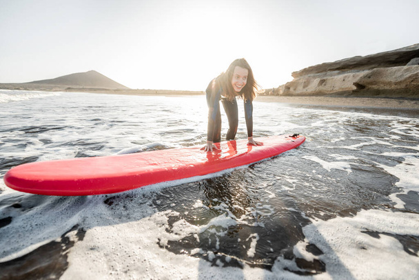 donna che fa surf nel mare
 - Foto, immagini