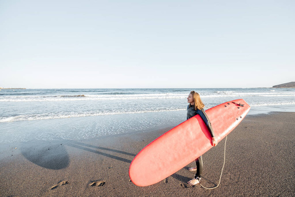 Młody surfer z deską surfingową na plaży - Zdjęcie, obraz