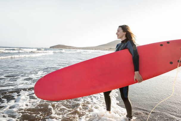Plajda sörf tahtası olan kadın. - Fotoğraf, Görsel