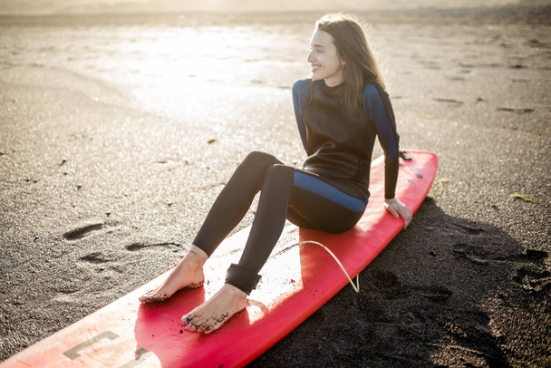 Plajda sörf tahtası olan rahat bir sörfçü. - Fotoğraf, Görsel