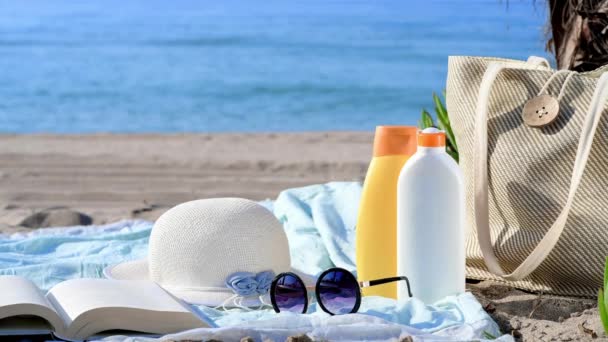 Cremes zur Hautpflege der Sonne am Strand - Filmmaterial, Video