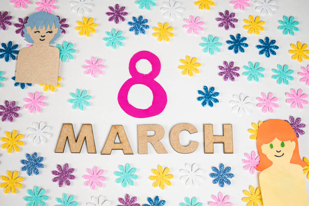8 de marzo hecho de letras de madera, flores coloridas y mujeres hechas de papel colorido sobre fondo blanco. Decoración del Día Internacional de la Mujer
 - Foto, Imagen