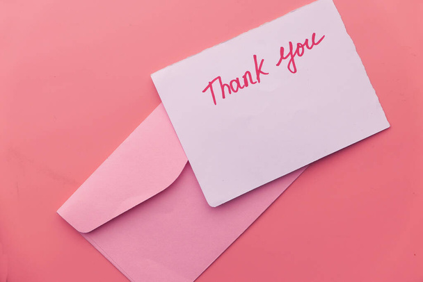 thank you letter and envelope on pink background  - Foto, afbeelding