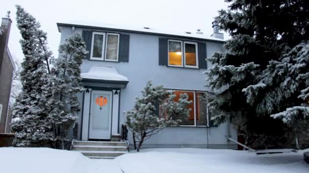  Vallende sneeuw over huis op Residential Street - Video