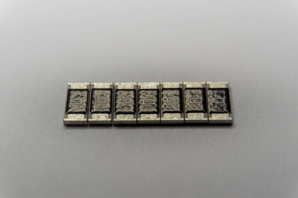 Primer plano abstracto de 1206 resistencias de chips SMT arregladas componentes electrónicos de potencia aislados sobre fondo blanco
 - Foto, imagen