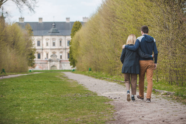 couple marchant par ruelle en face de vieux château de beauté. endroit romantique
 - Photo, image