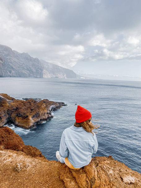 Woman enjoying trip on a rocky ocean coast - Fotografie, Obrázek