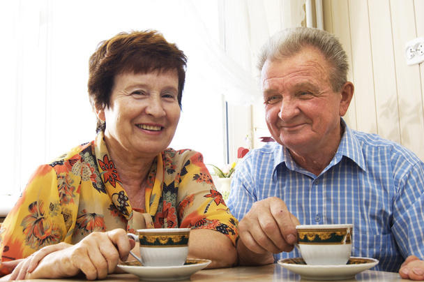 Glücklich lächelndes Seniorenpaar - Foto, Bild