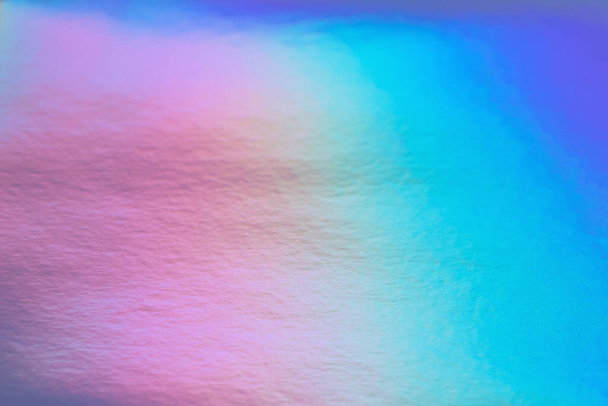 要約トレンディーな虹のホログラフィック背景80年代スタイル。バイオレット、ピンク、ミントのブルーのネオンカラーのブルーの質感. - 写真・画像