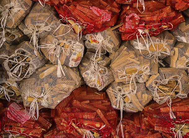 Tornos de madeira prontos para exibição para venda em sacos
 - Foto, Imagem