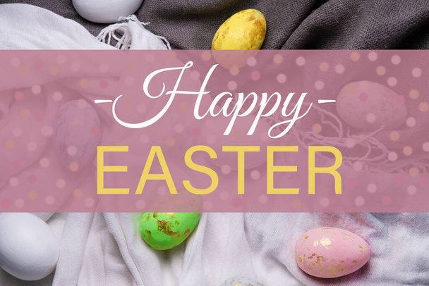 Boldog húsvétot! A húsvéti üdvözlőlapon lévő felirat tojással, könnyű fából készült háttéren nyúl. Kilátás felülről - Fotó, kép