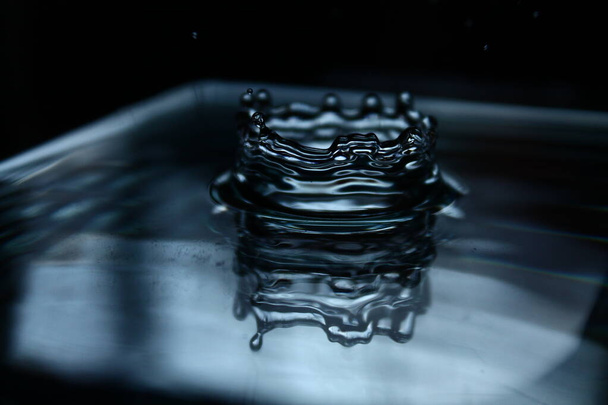Вода падає на фото крупним планом
 - Фото, зображення