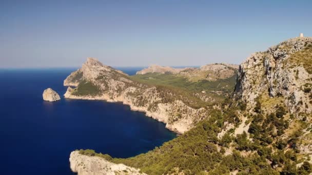 Prachtig schilderachtig landschap vanuit vogelperspectief. Blauwe zee, rotsachtige bergen. Luchtdrone zicht, 4k filmische beelden. Natuur vanuit Mirador Es Colomer uitkijkpunt (ontmoetingsplaats van de wind). Majorca (Mallorca), Balearen, Spanje - Video