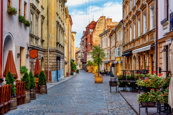 Hagyományos házak egy sétálóutcában a történelmi Óváros Lviv, Ukrajna - Fotó, kép