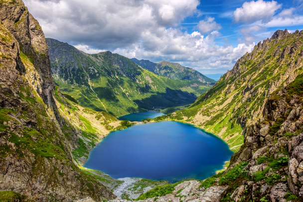 Jezioro Blake i Morskie Oko, czyli Oko Morza, w dolinie polskich Tatr, to popularne miejsce turystyczne w Zakopanem. - Zdjęcie, obraz