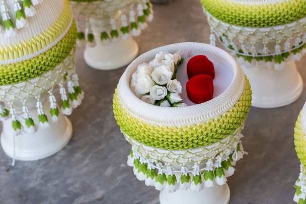 Engagement bowl for Thai engagement ceremony. bride price set, made from banana leaf and garland in thai wedding ceremony for contain wedding ring and flower,  - Foto, Imagem