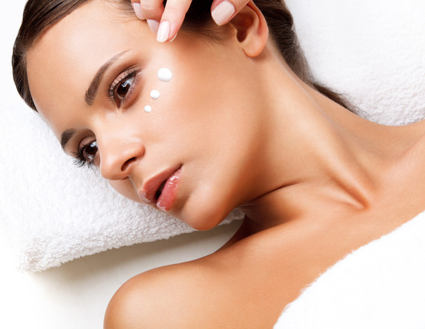 Close-up of a Young Woman Getting Spa Treatment. Cosmetic Cream - Foto, imagen