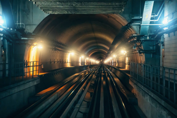 Tunnel de métro souterrain avec métro et éclairage à Dubai, EAU
 - Photo, image