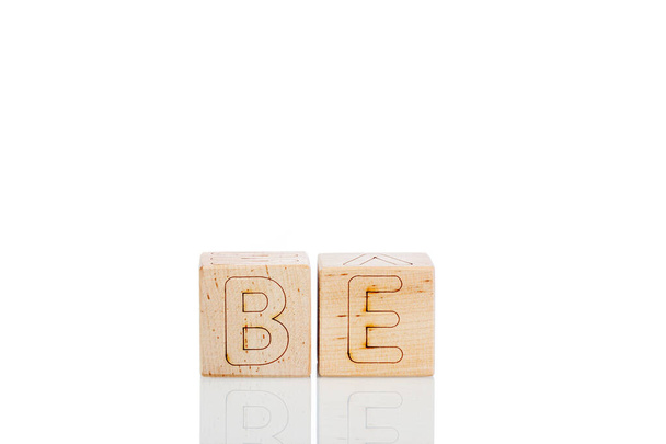 Houten blokjes met letters op een witte achtergrond close-up - Foto, afbeelding