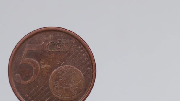 5 céntimos de euro girando sobre fondo blanco
 - Metraje, vídeo