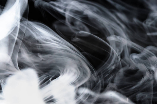 Nature Abstract: La delicada belleza y elegancia de una chispa de humo blanco - Foto, imagen