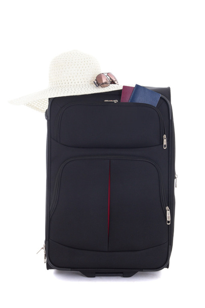 valigia nera con cappello, occhiali da sole e passaporti isolati su wh - Foto, immagini