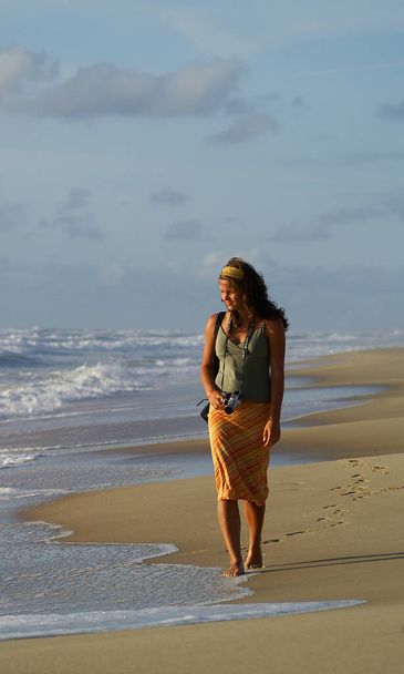 молодая женщина в белом платье на пляже - Фото, изображение