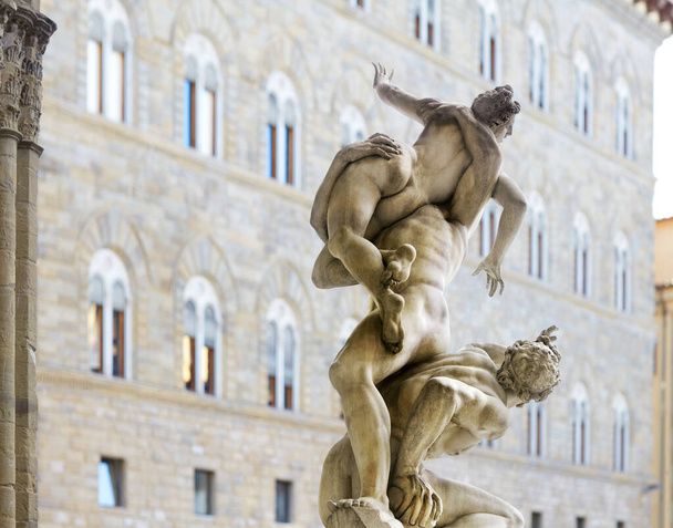 Italia, Florencia. Piazza della Signoria. La violación de las mujeres sabinas por Giambologna
. - Foto, imagen
