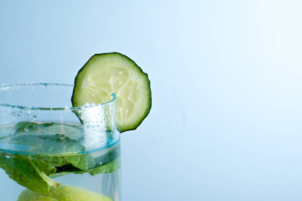 Água refrescante com pepino, limão e boa erva. Limonada de pepino refrescante, bebida saudável e desintoxicação. Espaço de cópia
 - Foto, Imagem