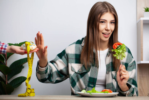 Frau trifft die Wahl zwischen gesunden und schädlichen Lebensmitteln - Foto, Bild