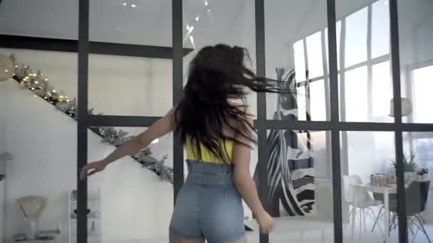 Sexy girl dancing in the room, posing for the camera, cute smiling. - Filmagem, Vídeo