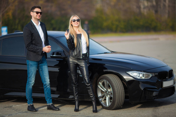 Felice giovane coppia sceglie e acquistare una nuova auto per la famiglia
. - Foto, immagini