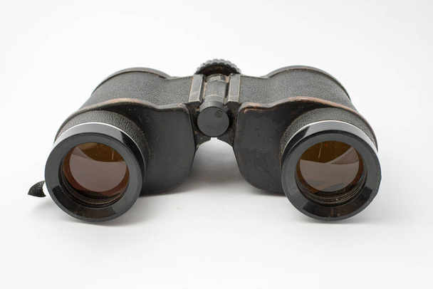 Antiguo binocular aislado sobre fondo blanco
 - Foto, Imagen