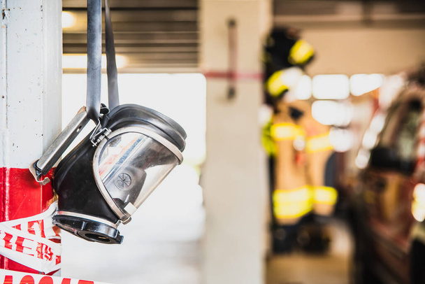 Профессиональная маска для дыхания в загрязненных дымом помещениях пожарных. - Фото, изображение