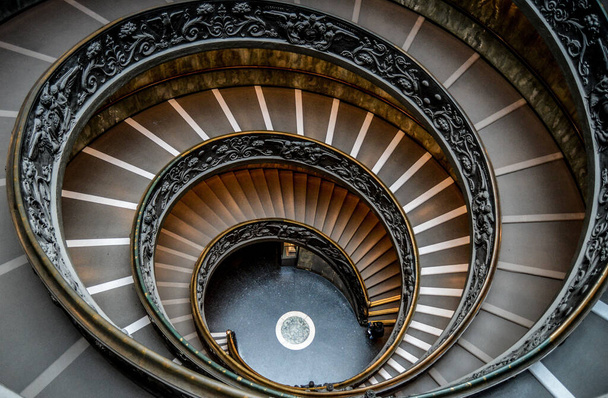 Roma, İtalya Avrupa 'daki Vatikan şehir müzelerinin sarmal merdiven ve merdivenleri. - Fotoğraf, Görsel