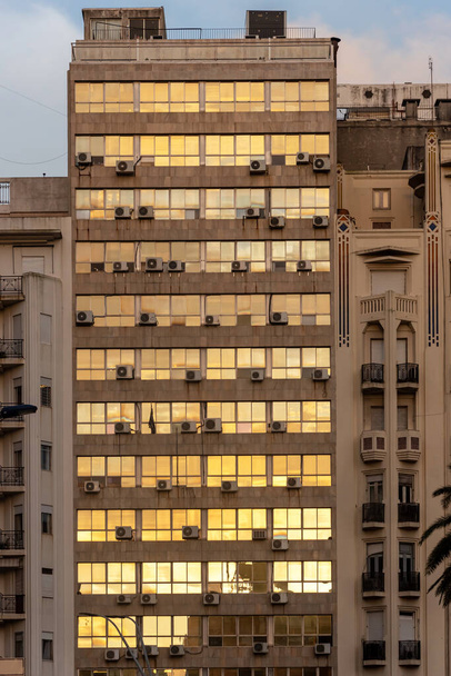 Rakennus kultainen lasi julkisivu Montevideo, Uruguay
 - Valokuva, kuva