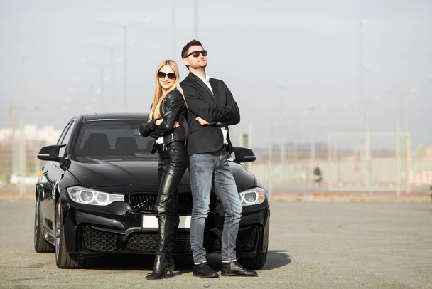 Счастливая молодая пара выбирает и покупает новую машину для семьи
. - Фото, изображение