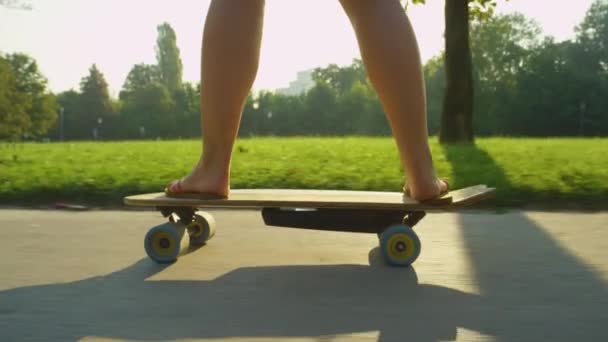 FECHAR UP: Mulher irreconhecível patinando no parque em seu skate elétrico. - Filmagem, Vídeo