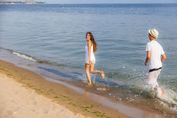 Пара бегущих по песчаному пляжу
 - Фото, изображение