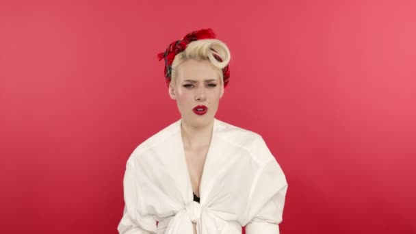 Skeptische Pin-up-Frau zeigt keine Geste auf rosa Hintergrund - Filmmaterial, Video