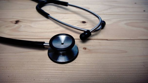 medizinisches Gerät, das auf dem Bild eines Spritzen-Stethoskops mit schwarz-weißem Hintergrund zu sehen ist - Foto, Bild