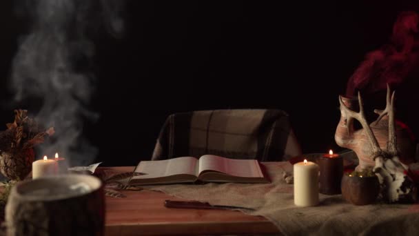 Άνοιγμα βιβλίου στο τραπέζι με μαγικά αντικείμενα - Πλάνα, βίντεο