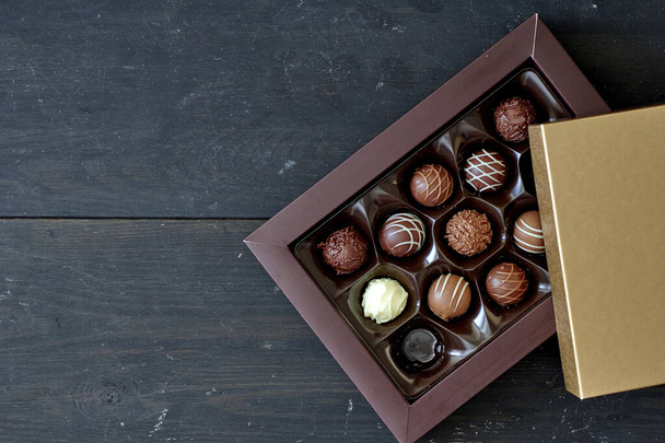 Φωτογραφία στούντιο με σοκολατάκια σε κουτί δώρου - Φωτογραφία, εικόνα