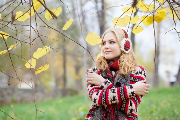 Girl in fur headphones in the autumn park - Foto, Imagen