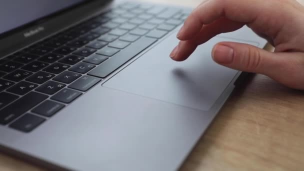 les mains de la femme fermer la saisie sur le clavier de l'ordinateur portable
  - Séquence, vidéo
